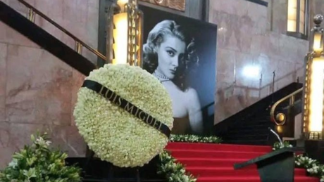 Luis Miguel envía enorme corona de flores al homenaje de Silvia Pinal en Bellas Artes