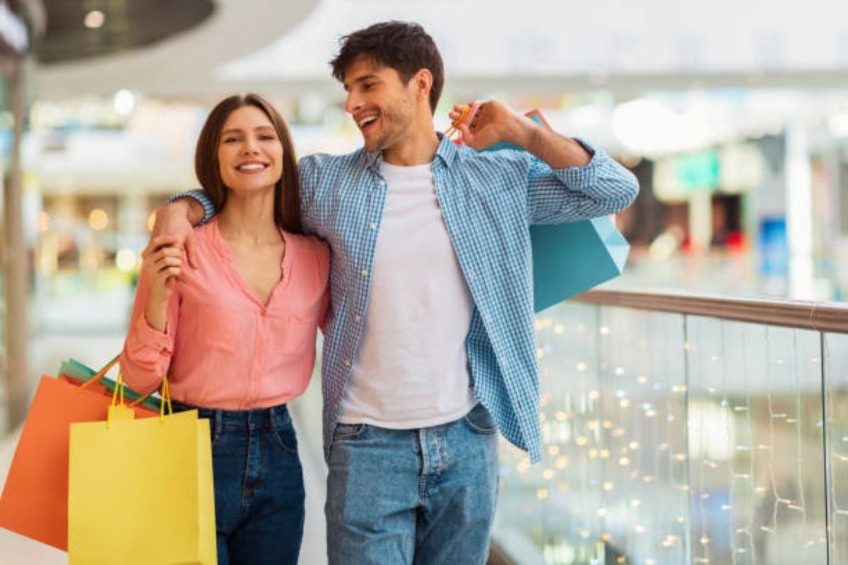 Pareja haciendo compras en centro comercial Foto: Pexels