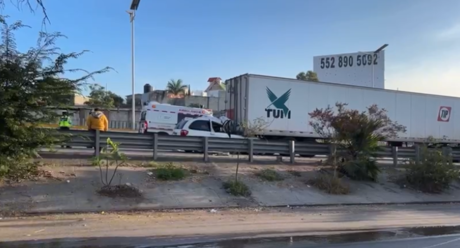 (VIDEO) Camioneta choca contra un tráiler indebidamente parado en Paso Exprés