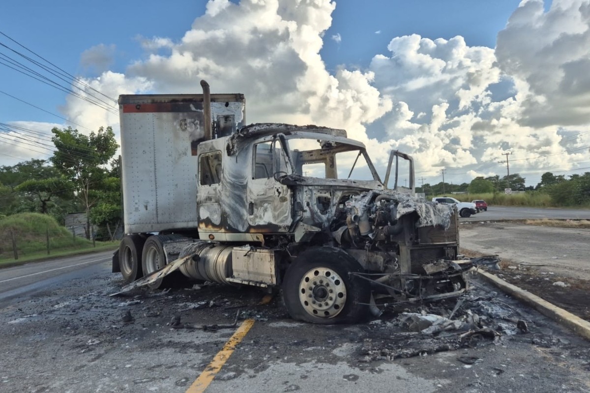 Vehículo incendiado en Villahermosa Foto: Armando de la Rosa