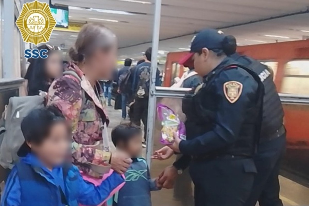 Policías regalando dulces a niños en Metro La Raza Foto: 'X'(Twitter) @SSC_CDMX