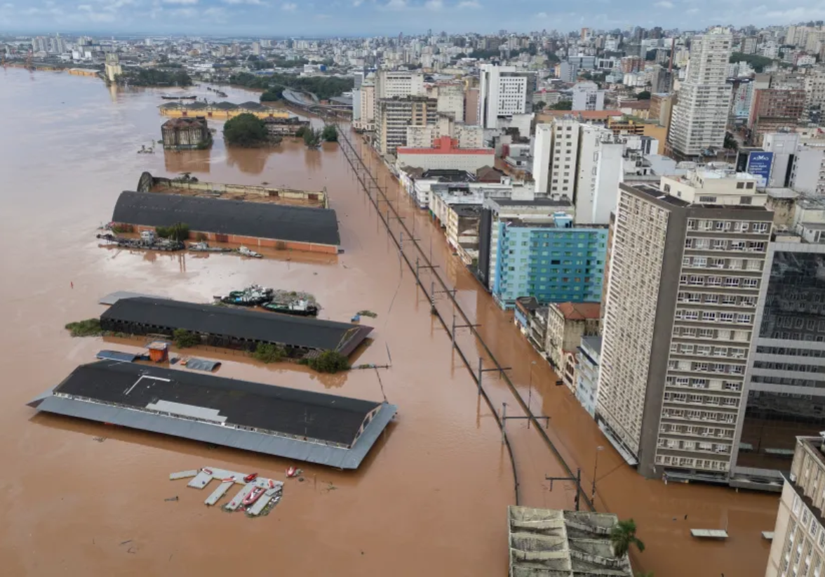 Fotografía aérea que muestra una plaza y zonas aledañas inundadas este domingo, tras la crecida del lago Guaíba en la ciudad de Porto Alegre,Brasil. Foto: EFE