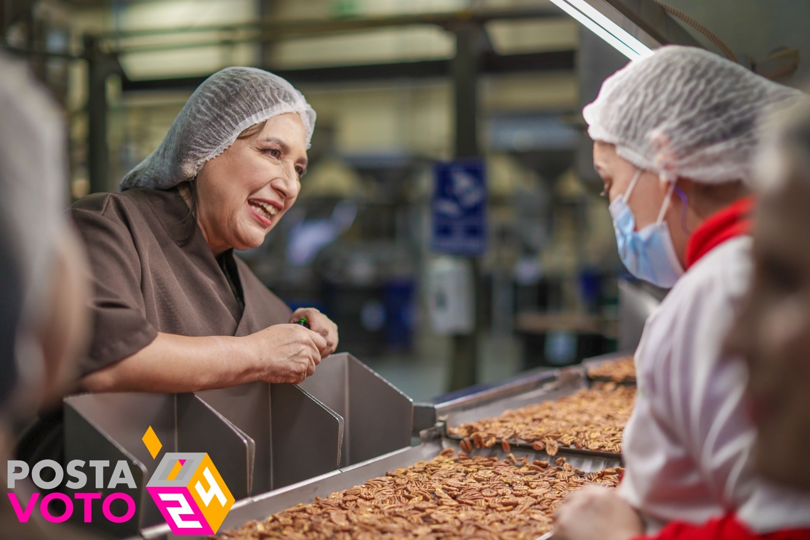 La candidata por la triple coalición dialogando con las trabajadoras de la empresa procesadora de nueces “La Nogalera”, en Ciudad Juárez, Chihuahua. Foto: Equipo XGR