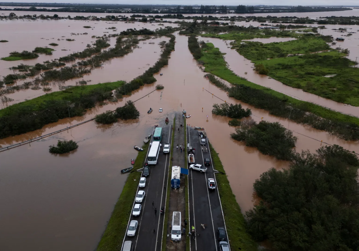 Fotografía aérea del desbordamiento del río Jacuí, el 3 de mayo de 2024, en la Praia de Paquetá, en el municipio de Canoas, en la región metropolitana de Porto Alegre, Brasil. Foto: EFE