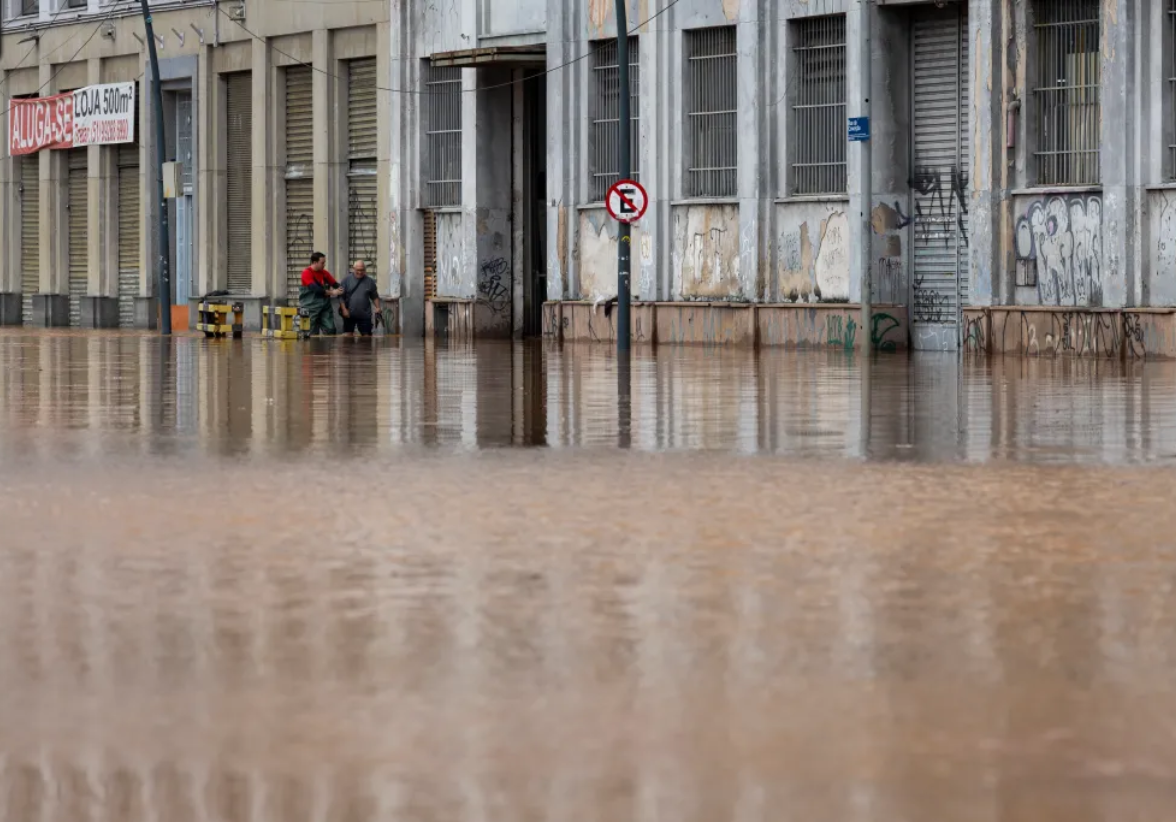 Imagen de una calle inundada debido a las fuertes lluvias, el 3 de mayo de 2024, en el centro de Porto Alegre, Brasil. Foto: EFE