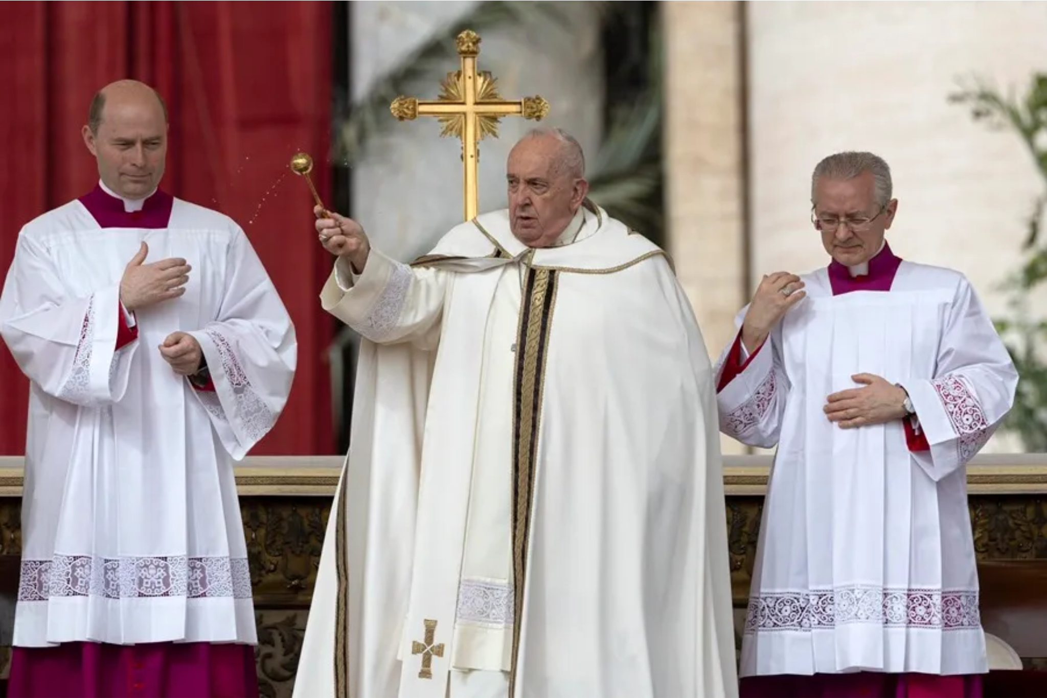 El papa Francisco durante la ceremonia de este domingo en la plaza de San Pedro. Foto: EFE