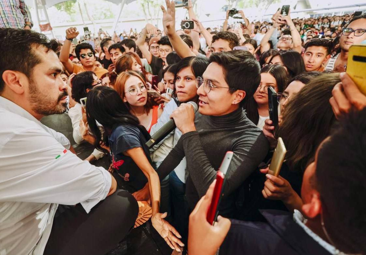 Jorge Álvarez Máynez llegó puntualmente al evento que tenía agendado en la Universidad Autónoma Metropolitana (UAM), unidad Xochimilco, donde fue recibido entre entusiasmo y rechazo, ya que un sector estudiantil a su arribo estuvo gritando consignas en contra del candidato emecista.