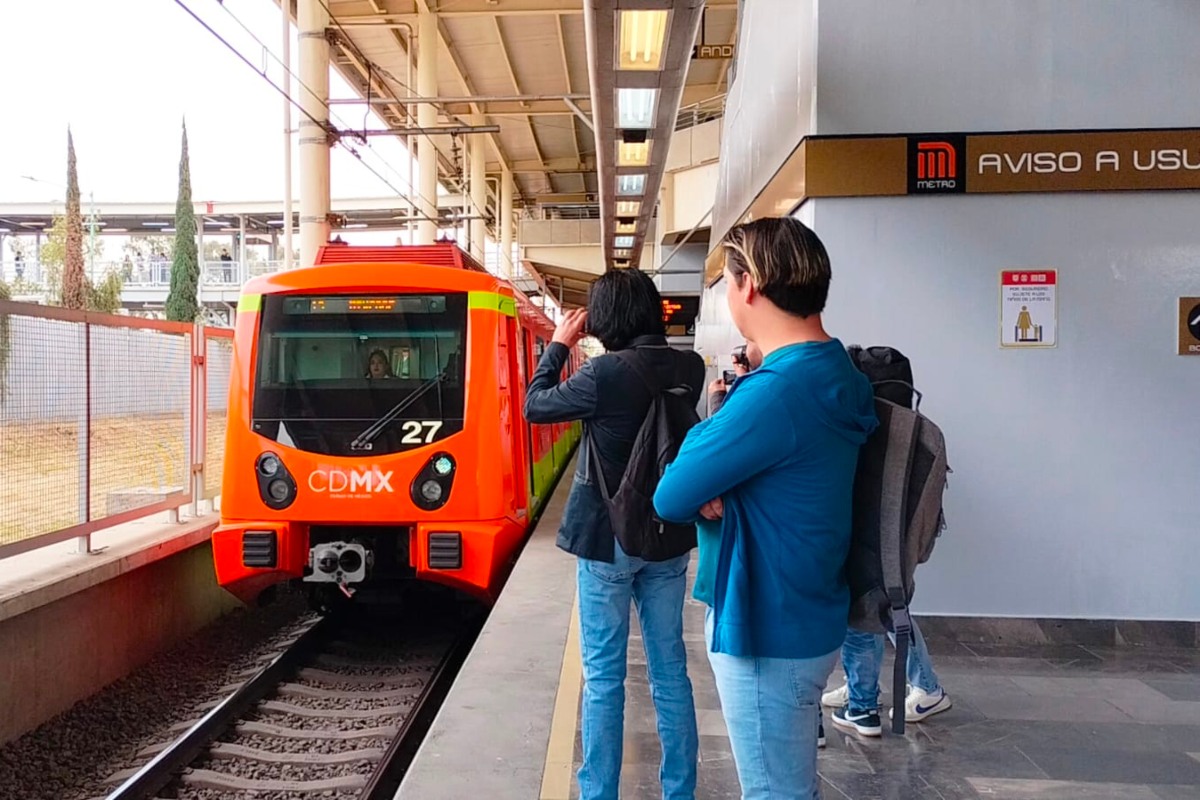 Usuarios de la Línea 12 del Metro en un día normal