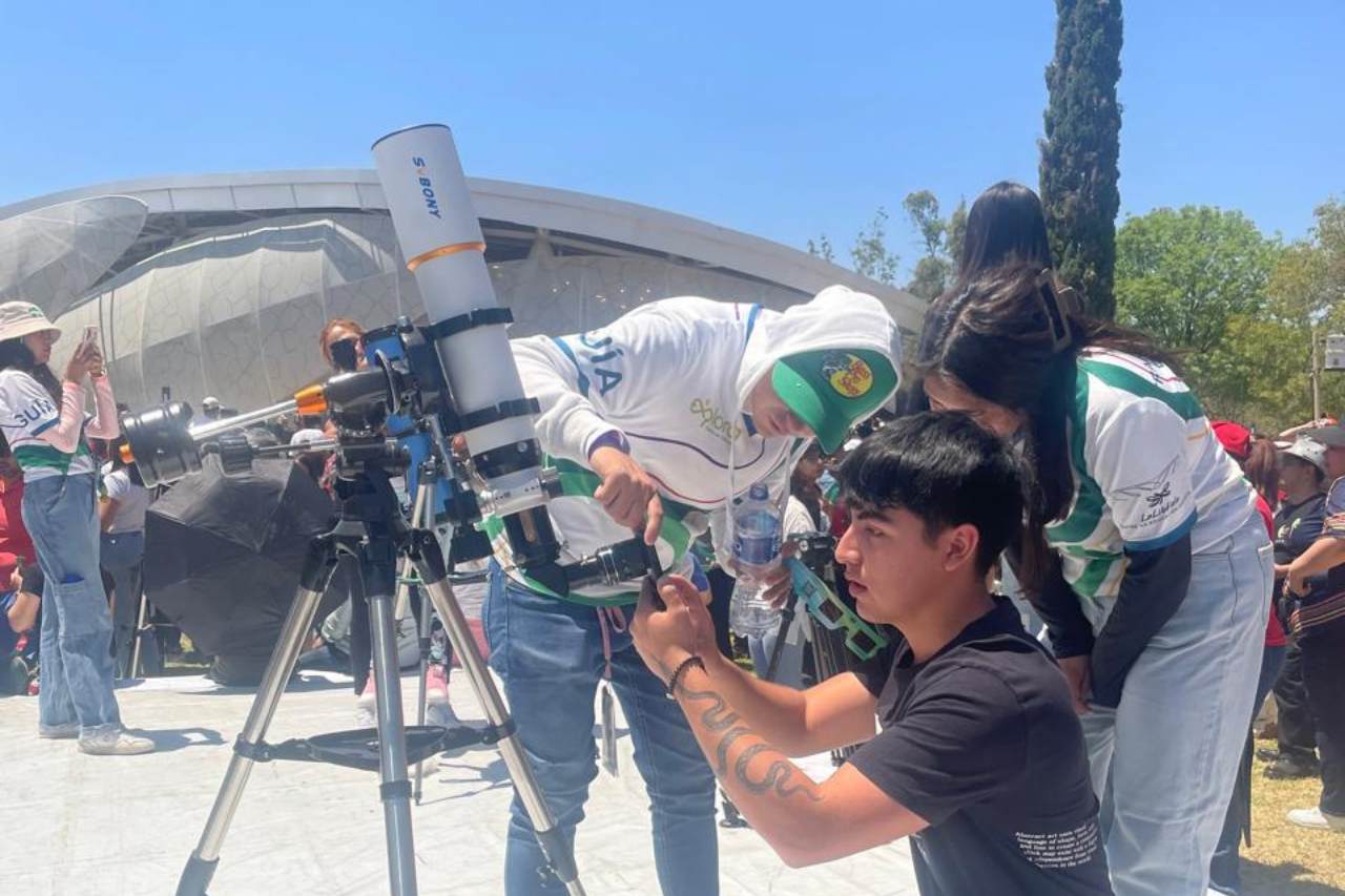Cientos de personas fueron testigos del Eclipse de Sol en las ciudades de León y Guanajuato. La mayoría fueron estudiantes congregados en el Centro de Ciencias Explora. Foto Salvador Pacheco  POSTA