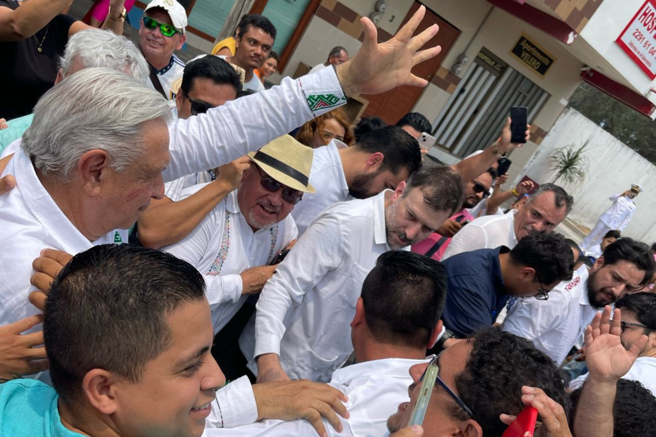 Este domingo estuvo de visita en el puerto de Veracruz, el presidente Andrés Manuel López Obrador, participó en la ceremonia conmemorativa del 110 Aniversario de la Defensa del puerto de Veracruz del 21 de abril de 1914 y la Jura de Bandera a Cadetes de la Heroica Escuela Naval Militar, en Alvarado.