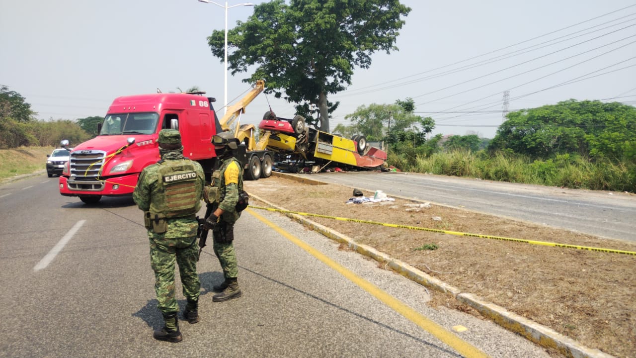 Accidente vial en Tabasco, grúas auxilian unidad volcada en carretera dirección a Villahermosa. Foto tomada de: POSTA