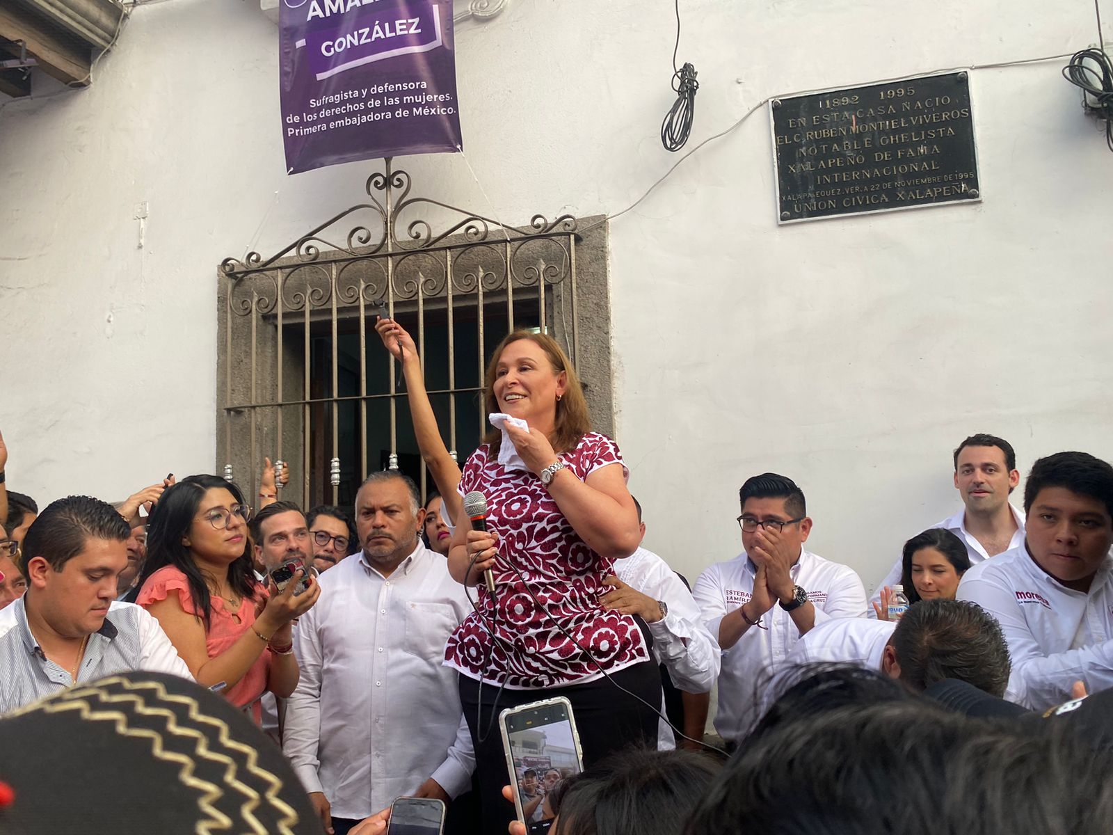 Al ser cuestionada por periodistas si haría su declaración patrimonial, la candidata al gobierno de Veracruz aseguró: “Ni los veo ni los oigo”. (FOTO: Rosalinda Morales/ Posta México) 