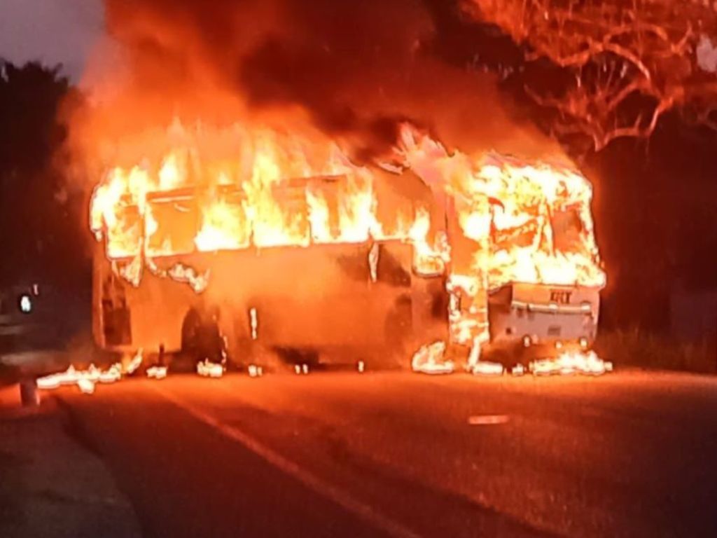 Camión de pasajeros incendiado donde murieron dos personas