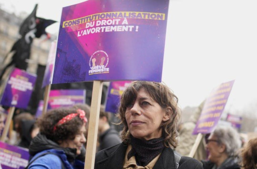 Francia se convirtió en el primer país del mundo en incluir en su Constitución el derecho al aborto. (FOTO: X, antes Twitter) 