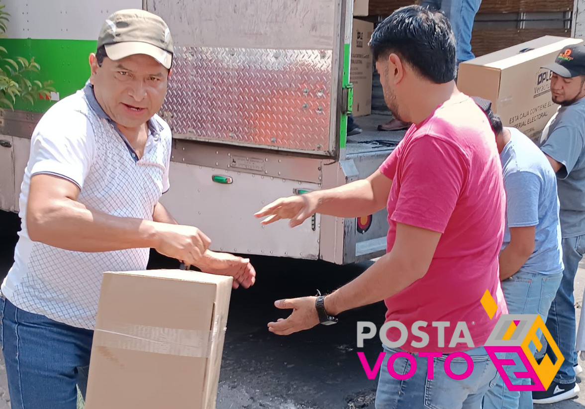 Personal del Consejo, Capacitadores Auxiliares y Supervisores Electorales, recibieron en el Consejo Distrital 12 de Coatepec, la papelería electoral para los comicios del 2 de junio. Foto: Rosalinda Morales / POSTA