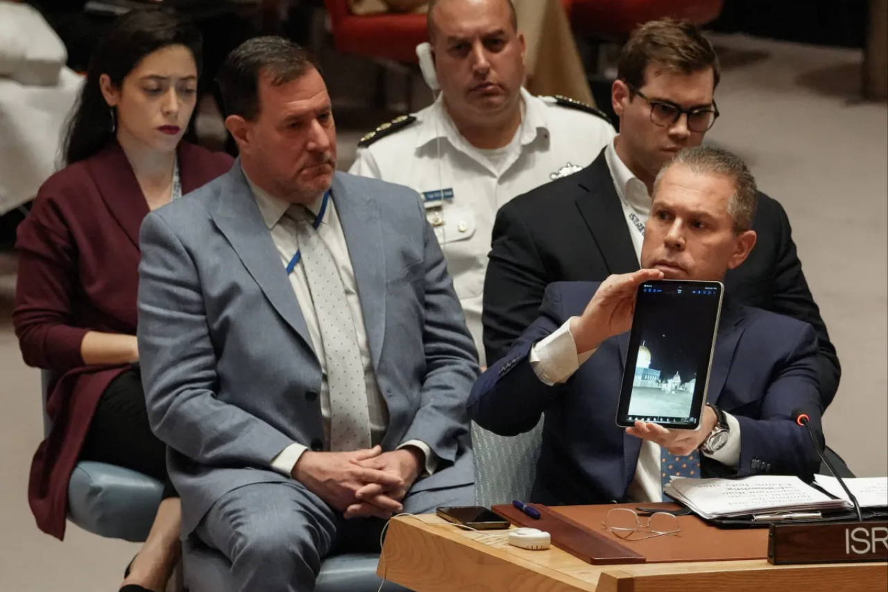 El embajador de Israel ante la ONU, Gilad Erdan, muestra un video a los miembros del Consejo de Seguridad en la sede de las Naciones Unidas, en Nueva York (EE.UU.), este 14 de abril. EFE