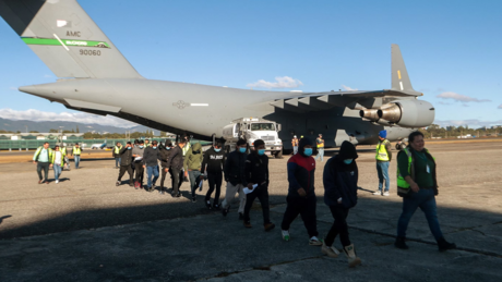 Presidente de Colombia niega entrada de vuelos con deportados de los Estados Unidos