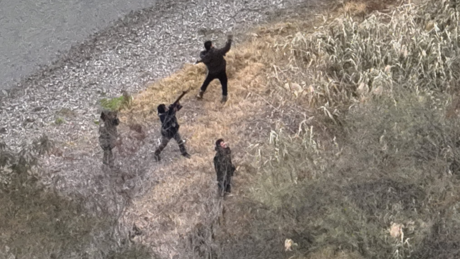 VIDEO: Atacan a agentes de la Patrulla Fronteriza en Tamaulipas; captan a los agresores con drones