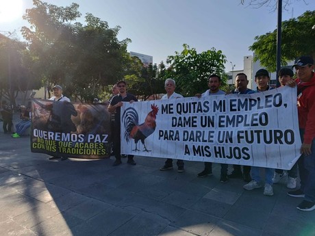 Galleros y jinetes protestan por prohibición de peleas de gallos y carreras de caballos en Chiapas