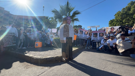 Queman piñata de Rocha Moya en segunda marcha por la paz en Sinaloa